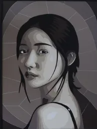 Pintura en blanco y negro con vitral de fondo